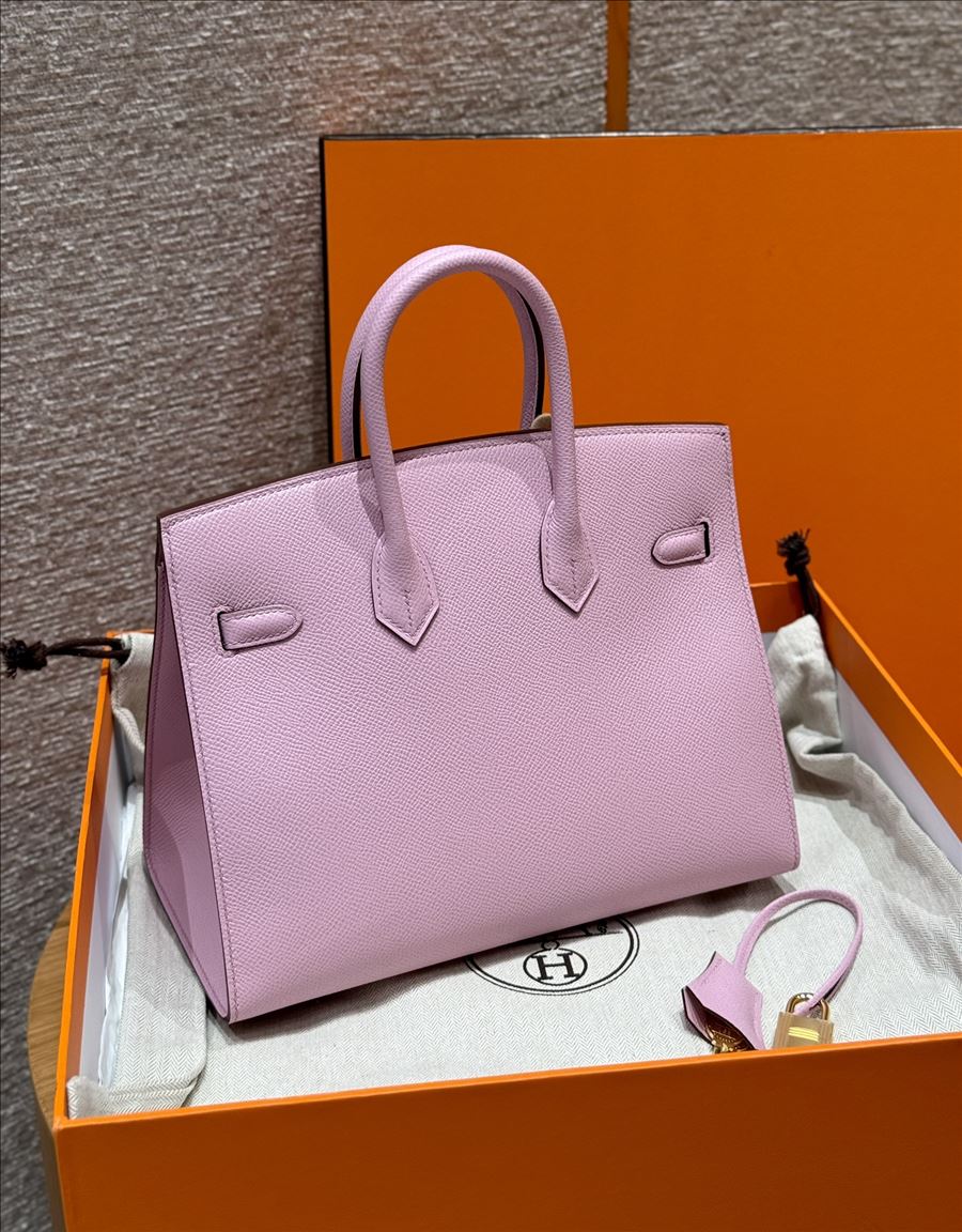 Detalhe de bolsa estruturada lilás