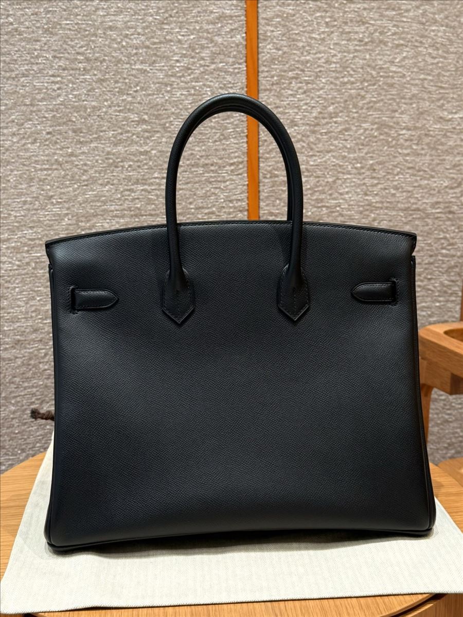 Detalhe de bolsa estruturada preta